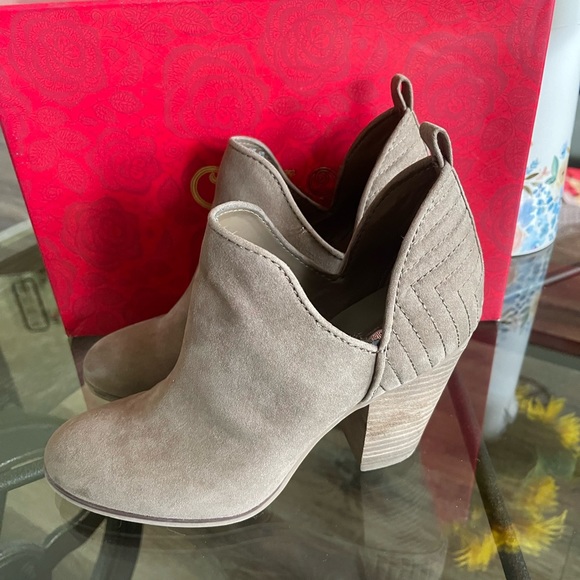 Carlos By Carlos Santana ladies Bootie type boot. Fabric upper - Picture 5 of 10